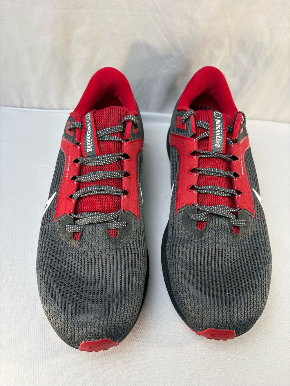 Nike Air Zoom Pegasus 40 NFL Tampa Bay Buccaneers Mens 11 Grey Red DZ5995-001 - Picture 3 of 7